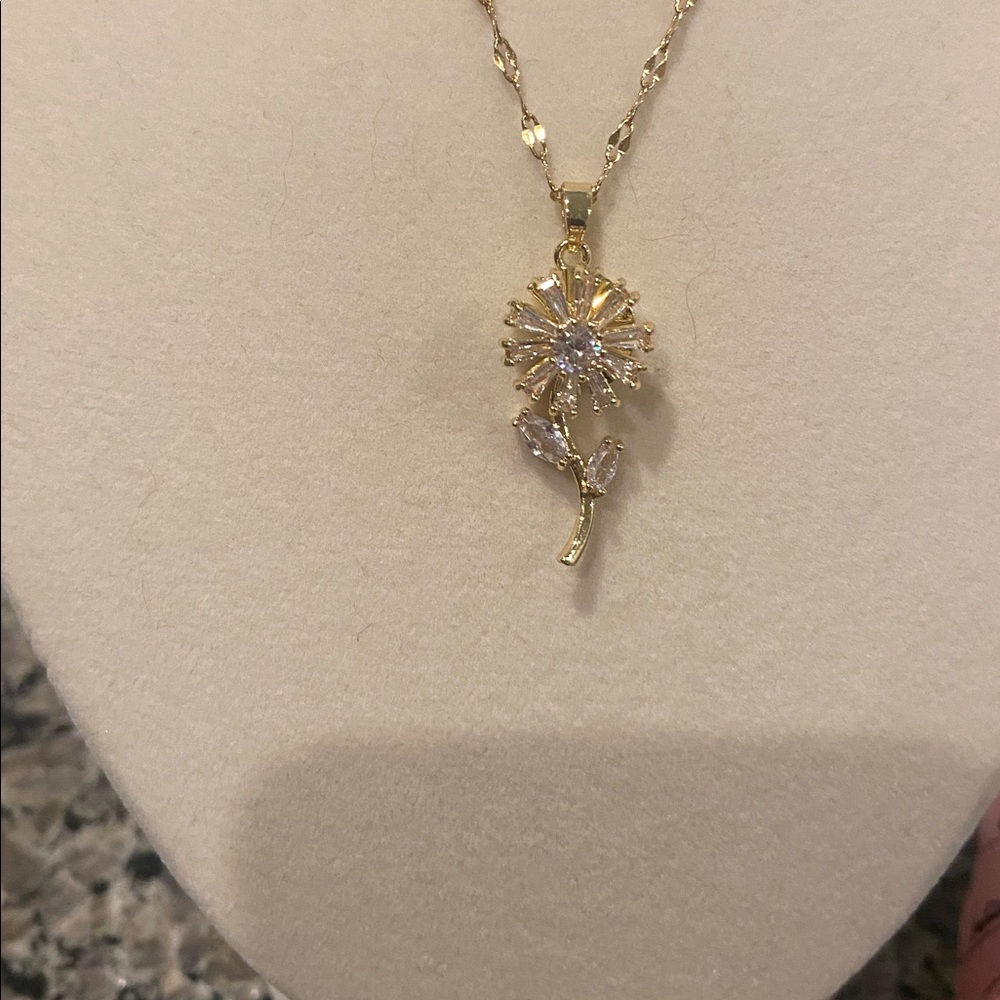 Crystal Flower Spinner Necklace NWOT - Picture 4 of 9